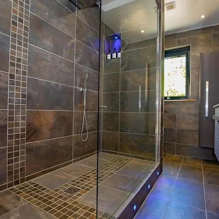 Tresillian Waterfront, Forest, Hot Tub,sauna トルーロー
